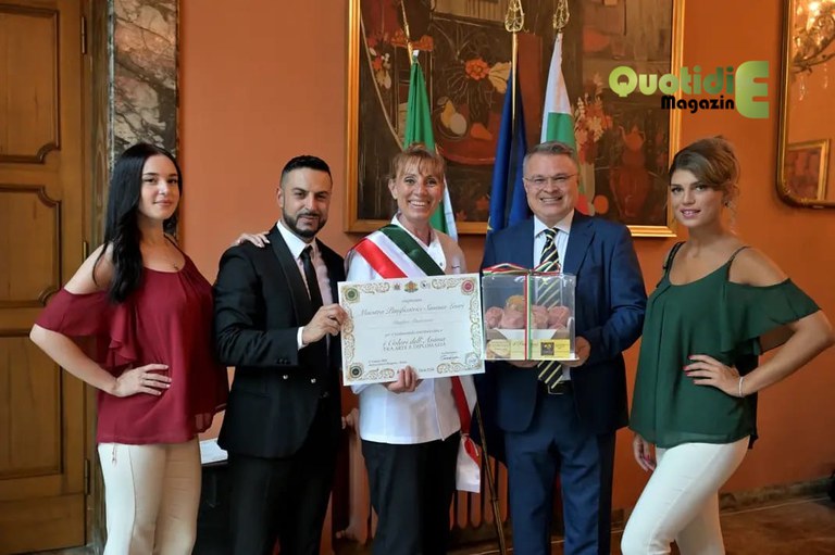 Simona Lauri con l'Ambasciatore di Bulgaria Todor Stoyanov